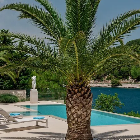 Exclusive Paterina Heated Pool, Gym, Sauna