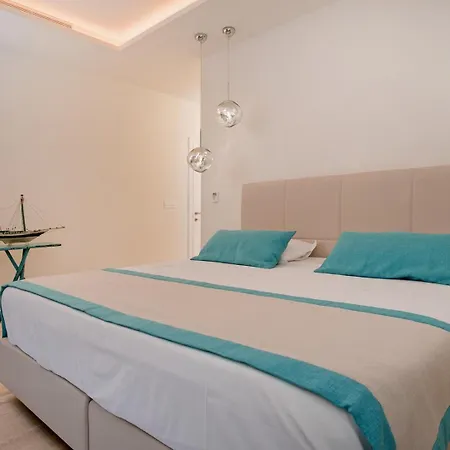 Exclusive Paterina Heated Pool, Gym, Sauna